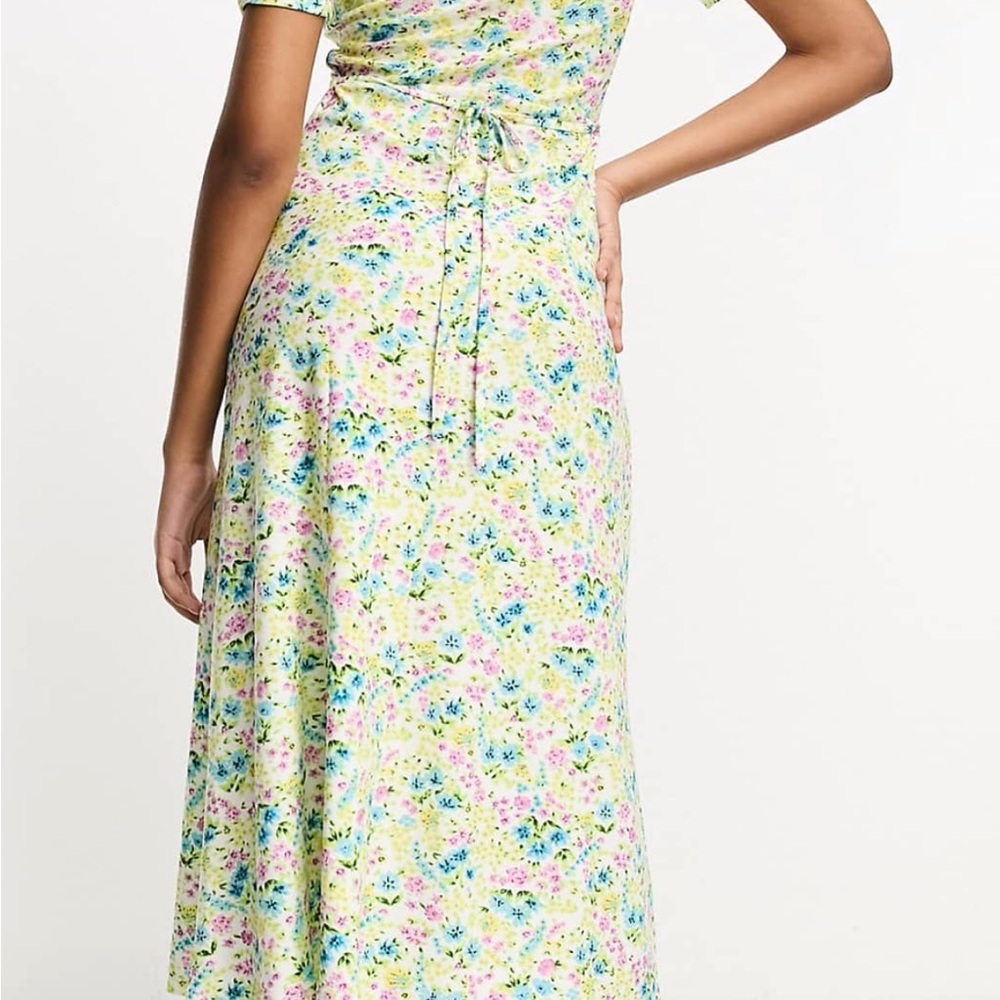 ASOS DESIGN short sleeve midi tea dress with ruched bust in pastel floral - Picture 2 of 6